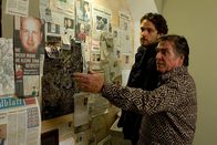 Das unsichtbare Mädchen – Der pensionierte Kommissar Altendorf (Elmar Wepper, re.) zeigt Tanner (Ronald Zehrfeld, li.) sein Privatarchiv.