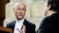 Dok 1: WARUM? – v.li.: Von Dompfarrer Toni Faber will Hanno Settele wissen, warum die Kirchenglocken so oft läuten müssen.