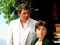Der Bergdoktor – Dr. Martin Gruber (Hans Sigl) hatte sich auf eine ausgelassene Feier zum Geburtstag seiner Mutter Lisbeth (Monika Baumgartner) gefreut. Nun muss er sich gemeinsam mit seiner Familie mit dem plötzlichen Tod seiner Schwägerin auseinandersetzen.