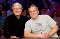 Wer weiß denn sowas? – Rateteam-Kapitän Elton (r.) und der Schauspieler Christian Wolff (l.) bilden ein Rateteam.