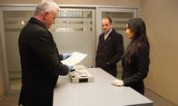 Elementary – Das der Angriff von Bells Freundin und der Mord ihres Exmannes zusammenhängen, ist für Gregson (Aidan Quinn, l.), Holmes (Jonny Lee Miller, M) und Watson (Lucy Liu, r.) offensichtlich. Dennoch fällt es ihnen schwer, die Puzzleteile zu ordnen ...