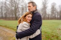 Sturm der Liebe – Christoph (Dieter Bach, r.) hadert, als Alexandra (Daniela Kiefer, l.) seine neue Versöhnlichkeit lobt.; ARD STURM DER LIEBE FOLGE 4300 Uhr im ERSTEN. Christoph (Dieter Bach, r.) hadert, als Alexandra (Daniela Kiefer, l.) seine neue Versöhnlichkeit lobt.