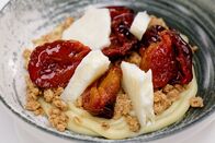 Silvia kocht – Zwetschken mit Hafercrumble, weißer Schokolade und geeistem Joghurt.