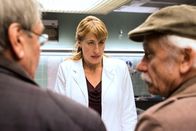 Rentnercops – Edwin (Tilo Prückner, r.) und Günter (Wolfgang Winkler, l.) erfahren von Dr. Rosalind Schmidt (Helene Grass, M.), dass der tote Ehemann Alzheimer hatte.