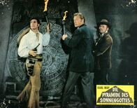 Die Pyramide des Sonnengottes – Der deutsche Arzt Dr. Karl Sternau (Lex Barker, M.) und seine Begleiter Graf Alfonso (Gérard Barray, l.) und André Hasenpfeffer (Ralf Wolter, r.) werden von den Banditen erpresst, das Geheimnis um den Aztekenschatz zu lüften.