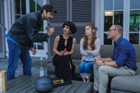 Gäste zum Essen – Monika (Josefine Preuß, 2.v.r.) ist es unangenehm, dass ihr Mann Viktor (Maximilian Grill, l.) die Gastgeber so lange provoziert bis die Situation zwischen Soraya (Neda Rahmanian, 2.v.l.) und André völlig eskaliert.