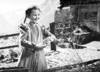 Heidi – Morgentoilette vor der Alphütte: Elsbeth Sigmund als Heidi