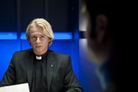 Der letzte Bulle – "Diakon Bernd Fischer (Daniel Roesner) ist über jeden Zweifel erhaben", meint die Pfarrgemeinderatsvorsitzende. Mick und Andreas sind da anderer Meinung ...