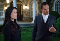 Elementary – Gibt es jetzt Dank der schriftstellerischen Leistung von Joans (Lucy Liu, l.) Vater auch in Buchformat: Holmes (Jonny Lee Miller, r.) und Watson ...