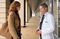 In aller Freundschaft – Alice Meininger (Paulina Bittner) ist sauer, weil Kaminski (Udo Schenk) ihr verschwiegen hat, dass er zum Zeitpunkt ihrer Zeugung mit ihrer Mutter Vera Bader ein Verhältnis hatte. Sie fordert einen Vaterschaftstest.