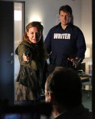 Castle – Kann Richard Castle (Nathan Fillion, r.) Emma Briggs (Alicia Lagano, l.) davon abhalten, die Waffe einzusetzen?