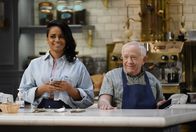 Call Me Kat – Randi (Kyla Pratt, l.); Phil (Leslie Jordan, r.)