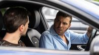 Almania – Warum gerade jetzt? Stimpel (Phil Laude) hat den denkbar ungünstigsten Termin erwischt, um seinen alten Kumpel Rolf (Edin Hasanović) als Rollenvorbild in die Klasse einzuladen.