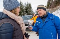 Die Bergretter – Stefan Brandner (Cornelius Obonya, r.) stellt seine Frau Babette (Marion Mitterhammer, l.) zur Rede. Was verheimlicht sie vor ihm? Markus Kofler (Sebastian Ströbel, hinten l.) und Ben Marasek (Mirko Lang, hinten r.) beobachten die Szene im Hintergrund.