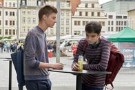 In aller Freundschaft – Bastian Marquardt (Johann Lukas Sickert, li.) trifft auf dem Schulheimweg Jonas Heilmann (Anthony Petrifke, re.). Jonas kommt mit dem Tod seiner Oma gar nicht zurecht und findet nicht in den Alltag, schon gar nicht in den Schulalltag. Bastian fragt ihn, ob er nicht mit zu ihm kommen möchte.