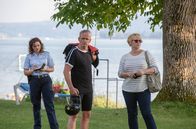 WaPo Bodensee – Paul Schott (Tim Wilde, M.) macht sich Vorwürfe, dass er beim Wasser-Polo seinen Gegenspieler übermäßig hart gefoult hat. Hat er eine Mitschuld an seinem Tod? Julia Demmler (Wendy Güntensperger, l.) und Nele Fehrenbach (Floriane Daniel, r.) ermitteln.