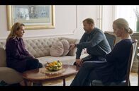 I Know Your Soul – Die Eltern (Selma Alispahić, re., und Emir Hadžihafizbegović, Mi.) des verstorbenen Schülers zeigen Nevena (Jasna Đuričić, li.) ein Video, das zeigt, wie Nevenas Sohn Dino ihr Kind drangsaliert.