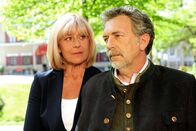Sturm der Liebe – ARD STURM DER LIEBE FOLGE 1570 Uhr im ERSTEN. Charlotte (Mona Seefried, l.) und Julius (Michele Oliveri, r.) beenden bei einem Spaziergang ihre Streitigkeiten.