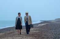 Seebad-Saga – Fie Kjaer (Rosalinde Mynster, l.) und Jesper Duelund (Jens Saetter-Lassen, r.).
