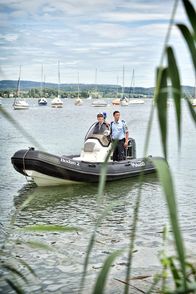 WaPo Bodensee – Nele Fehrenbach (Floriane Daniel, l.) und Pirmin Spitznagel (Simon Werdelis, r.) im Einsatz mit dem Polizeiboot Bodan 2 auf dem Bodensee.