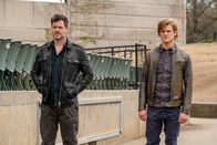 MacGyver – Ethan Reigns (Brendan Hines, l.) und MacGyver (Lucas Till, r.)