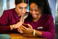 Bettys Diagnose – Elisabeth "Betty" Hertz (Henrike Hahn, l.) und Zoe Breitner (Catherine Chikosi, r.)