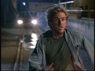 Diagnose: Mord – Jesse (Charlie Schlatter) flüchtet in Todesangst vor einigen Leuten, die soeben seinen Kontaktmann ermordet haben.