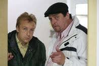 Die Rosenheim-Cops – Eine heiße Spur oder wieder nur ein möglicher Verdacht: Michael Mohr (Max Müller, l.) und Florian Prantl (Andreas Giebel) am Tatort.