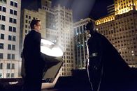 Batman Begins – Der Cop Jim Gordon (Gary Oldman, l.) will mit Batman (Christian Bale, r.) kooperieren, doch kann die Fledermaus ihm vertrauen?; Der Cop Jim Gordon (Gary Oldman, l.) will mit Batman (Christian Bale, r.) kooperieren, doch kann die Fledermaus ihm vertrauen?