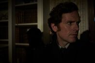 Der junge Inspektor Morse – Inspektor Morse (Shaun Evans) wurde nach Hause geschickt, um sich zu erholen. Doch er findet sich mit anderen Passagieren der Bus-Linie 33 in einem verlassenen Hotel wieder, in dem seltsame Dinge geschehen.