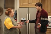 Two and a Half Men – Walden (Ashton Kutcher, r.) wird auch von der praktischen und handfesten Berta (Conchata Ferrell, l.) nicht für voll genommen, was seine handwerklichen Fähigkeiten betrifft. Das will er unbedingt ändern ...