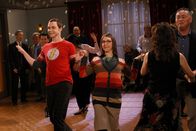 The Big Bang Theory – Als ob es nicht schon genug wäre, dass Sheldon (Jim Parsons, l.) wegen Leonard nicht ins Bad kann, muss er jetzt auch noch mit Amy (Mayim Bialik, M.) tanzen gehen ...