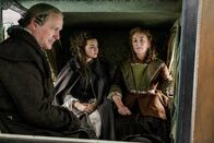 Outlander - Die Highland-Saga – (v.li.): Christopher Bowen (Hector Cameron), Rosie Graham (Morna Cameron), Maria Doyle Kennedy (Jocasta Cameron).
