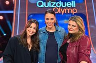 Quizduell-Olymp – Moderatorin Esther Sedlaczek (M.) mit den Kandidatinnen des Teams "Popstars": Mandy Capristo (l.) und Alina Wichmann (r.).