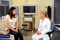 Rote Rosen – ARD ROTE ROSEN, Folge 136210 Uhr im Ersten. Susann (Elisabeth Lanz, l.) begibt sich für eine gründliche Untersuchung ins Krankenhaus zu Britta (Jelena Mitschke, r.).