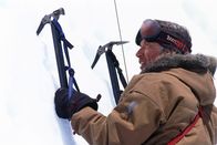 Vertical Limit - In größter Gefahr – Letztendlich schließt sich der erfahrene Bergsteiger Montgomery Wick (Scott Glenn) doch noch der Rettungsexpedition an.