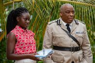 Death in Paradise – Der Polizeichef Selwyn Patterson (Don Warrington, r.) und Detective Naomi Thomas (Shantol Jackson, l.) sind nicht von der Schuld ihres Kollegen überzeugt, müssen aber dennoch die Befunde überprüfen und möglichen Hinweisen nachgehen.