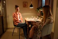 Frühling – Der Beginn einer Freundschaft? Amelie Kreuser (Hanna Binke, l.) ist bei Lilly Engel (Julia Willecke, r.) zu Besuch.