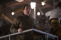 Godzilla – Japan, 1999: Wissenschaftler Joe Brody (Bryan Cranston) arbeitet zusammen mit seiner Frau Sandra in einem japanischen Atomkraftwerk. Tagelang fängt er ein eigenartiges seismisches Signal auf, das er erst zu spät entschlüsseln kann ...