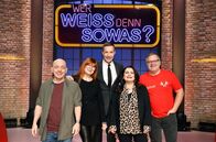 Wer weiß denn sowas? – Moderator Kai Pflaume (M.) und seine Rateteam-Kapitäne Bernhard Hoëcker (l.) und Elton (r.) begrüßen in dieser Sendung die Sängerin Katja Ebstein (2.v.l.) und die Sängerin Marianne Rosenberg (2.v.r.).