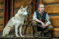Outlander - Die Highland-Saga – Young Ian Murray (John Bell) mit Wolfshund "Rollo"