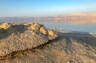 Die Rettung des Toten Meeres – Die einzigartige Landschaft des Toten Meeres mit blaugrünem Wasser und Salzstränden