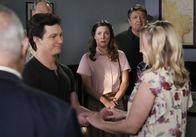 Young Sheldon – (v.li.): Montana Jordan (George ‚Georgie‘ Cooper Jr.), Zoe Perry (Mary Cooper), Lance Barber (George Cooper Sr.), Emily Osment (Mandy).