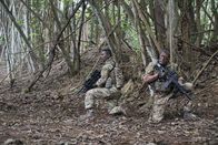 Hawaii Five-0 – Junior Reigns (Beulah Koale, l.) wird für eine Sondermission der Seals eingezogen. Er verstößt gegen die Vorschriften und weiht Steve McGarrett (Alex O'Loughlin, r.) ein, der sich daraufhin anschließt ...