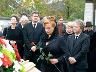 Vier Frauen und ein Todesfall – (v.li.): Brigitte Jaufenthaler (Frau Bürgermeister), Georges Kern (Bürgermeister), Petra Berndt, Michou Friesz (Stella Stallonig), Wolfgang Berger (Silvester Stallonig), Adele Neuhauser (Julie).