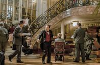 Diplomatie – Hauptmann Ebernach (Burghart Klaußner, Mi.) empfängt Lanvin (Jean-Marc Roulot, li.) im Gebäude der deutschen Stadtkommandantur. Lanvin bestätigt, dass Paris bereits komplett vermint ist.