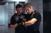 Ocean's Eleven – Danny Ocean (George Clooney, re.) ist der Kopf einer Bande, die sich das ehrgeizige Ziel gesetzt hat, den größten Coup der Geschichte zu landen. Die drei größten Casinos von Las Vegas sollen zur gleichen Zeit geplündert werden. Linus Caldwell (Matt Damon) bringt seine Dienste als Meisterdieb ein.