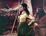 Lederstrumpf – Mabel (Juliette Villard), die Tochter von Major Dunham, ist durch eine List aus dem Fort ihres Vaters als Geisel ins Indianerlager entführt worden.