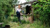 Polizeiruf 110 – Melly Böwe (Lina Beckmann) überprüft eine verlassende Gartenlaube.