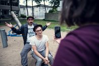 neoriginal: Blockbustaz – Sören (Oliver Konietzny, M.), Sol (Eko Fresh, l.) und Jessica (Joyce Ilg, r.) planen eine Verlobung hinter Lisas Rücken.
